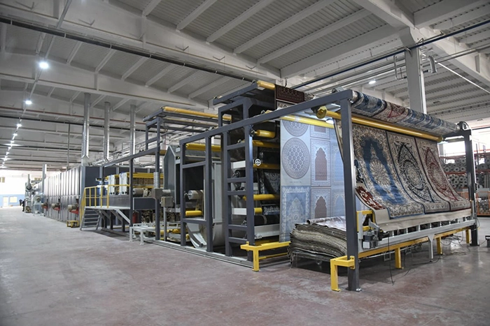 آلة CNC تقص أطراف سجاد منحني بدقة لتوافق مع تصميم مسجد خاص