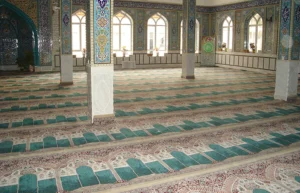 تركيب سجاد مسجد يقلل من الصدى ويحسن البيئة الصوتية في المصلى